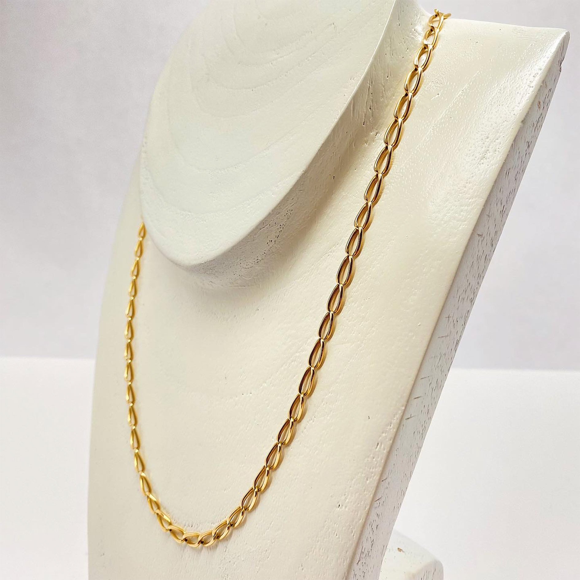 Imagem que demonstra um colar de ouro limpo com o metodo de limpeza de joias